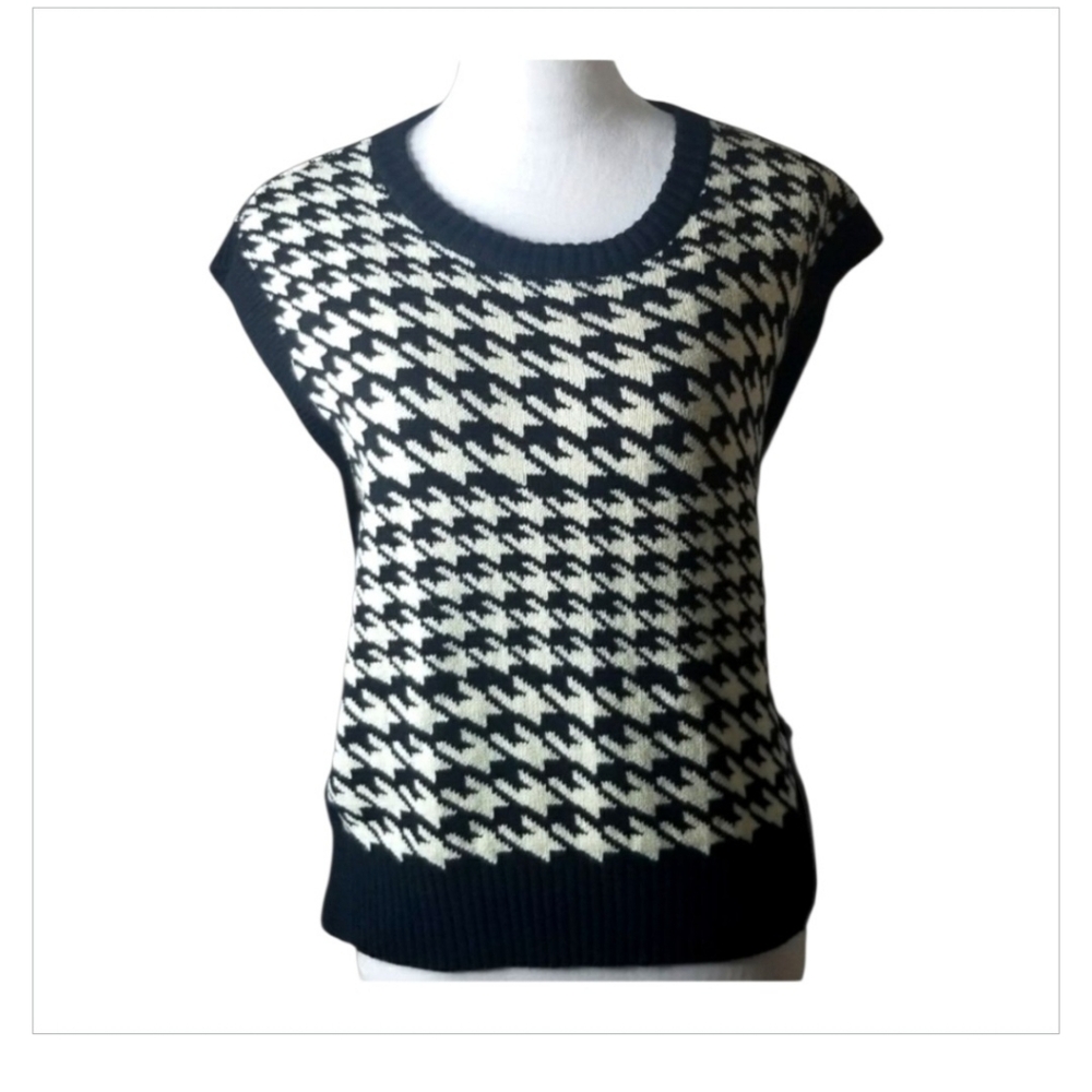 Elegant Black and White Houndstooth Women's Sweater